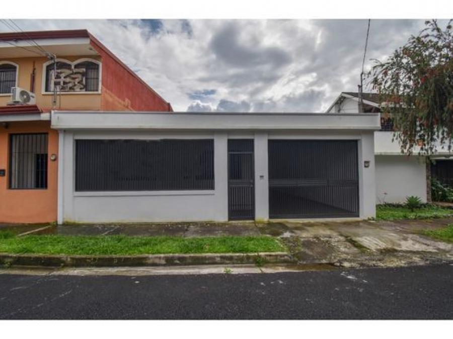  Venta de casa Remodelada de 3 Habitaciones en La Sabana