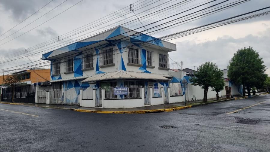 Alquilamos edificio de oficinas + amplio parqueo en Barrio Escalante