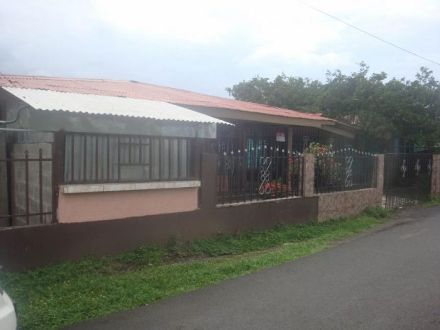 Amplia y centrica casa en venta en Guapiles