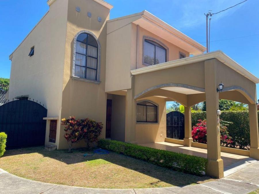 Bella casa estilo colonial en condominio ubicado en San Francisco de Heredia $189,000 RAH 22-1486