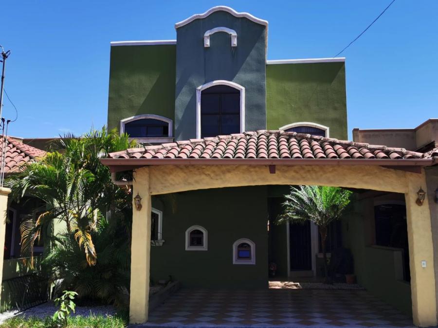 Bella casa estilo colonial en condominio ubicado en San Francisco de Heredia. RAH 22-1880  LU