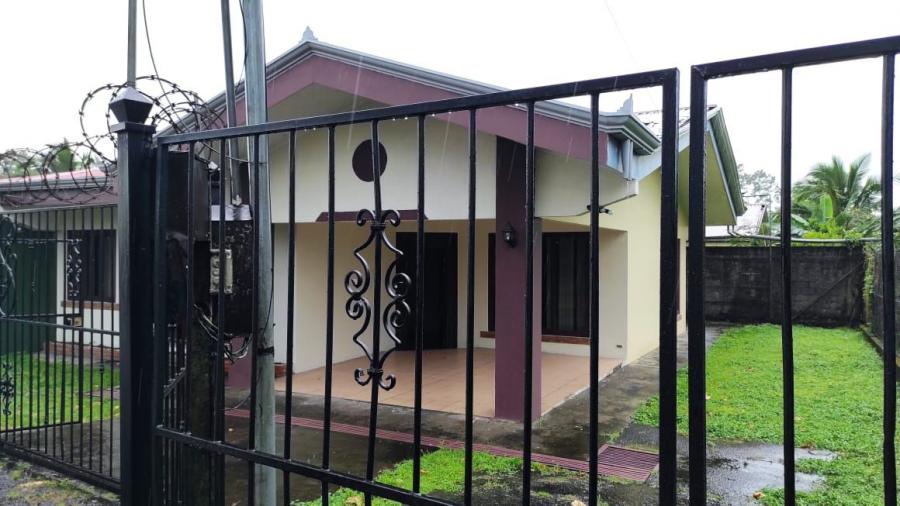 Bonita casa familiar en Prado de Guapiles,   En Venta         CG-21-2119