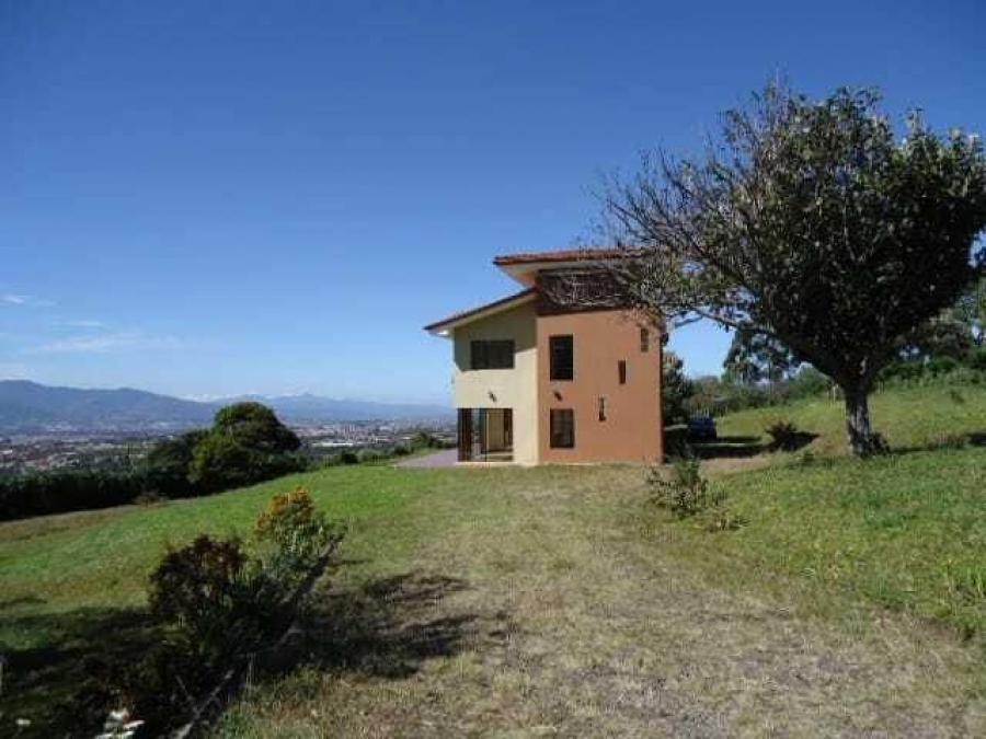 CASA CON  GRAN TERRENO