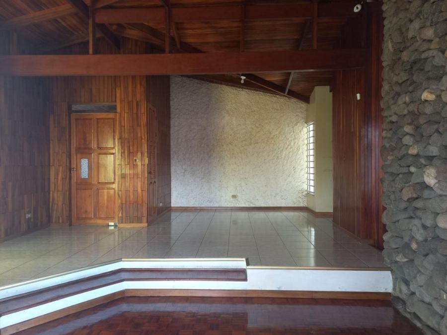 Casa en Venta con suelo Mixto ubicada en Zapote, San Jose