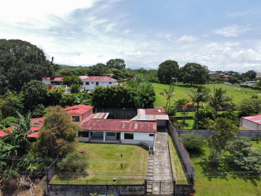 En Venta Casa con Terreno Grande para desarrollar negocio en Flores de Heredia.