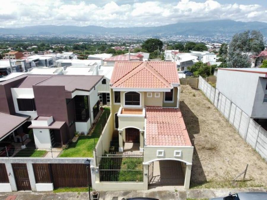 En Venta Casa Elegante en San Rafael de Heredia.