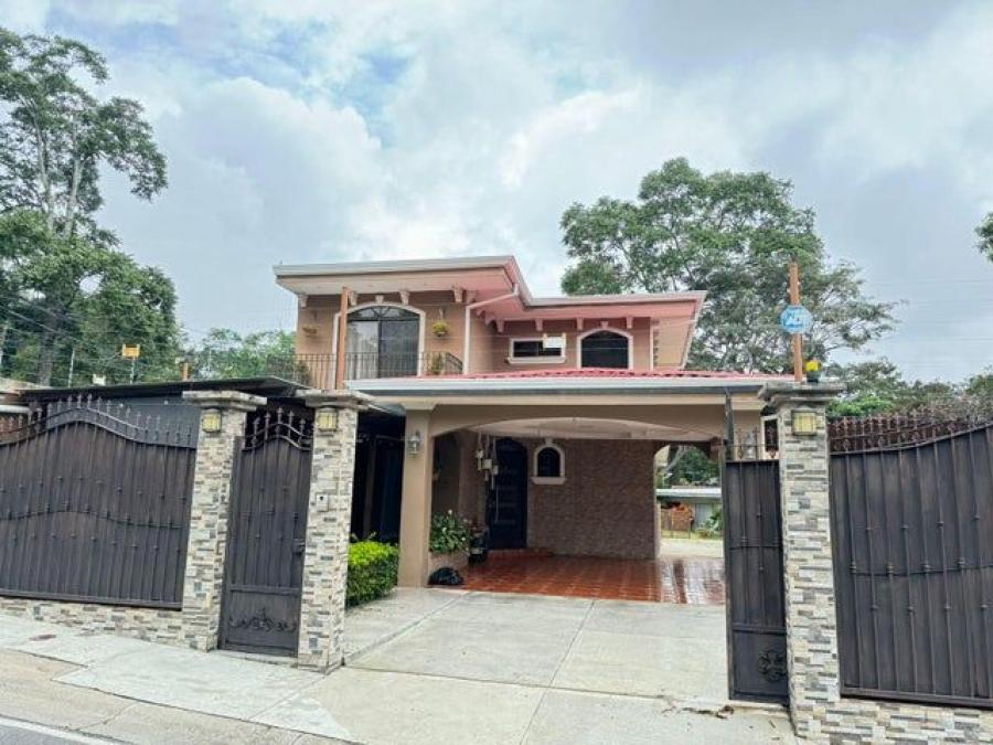 Se alquila espaciosa casa con patio y terraza en San Antonio de Escazú 25-82