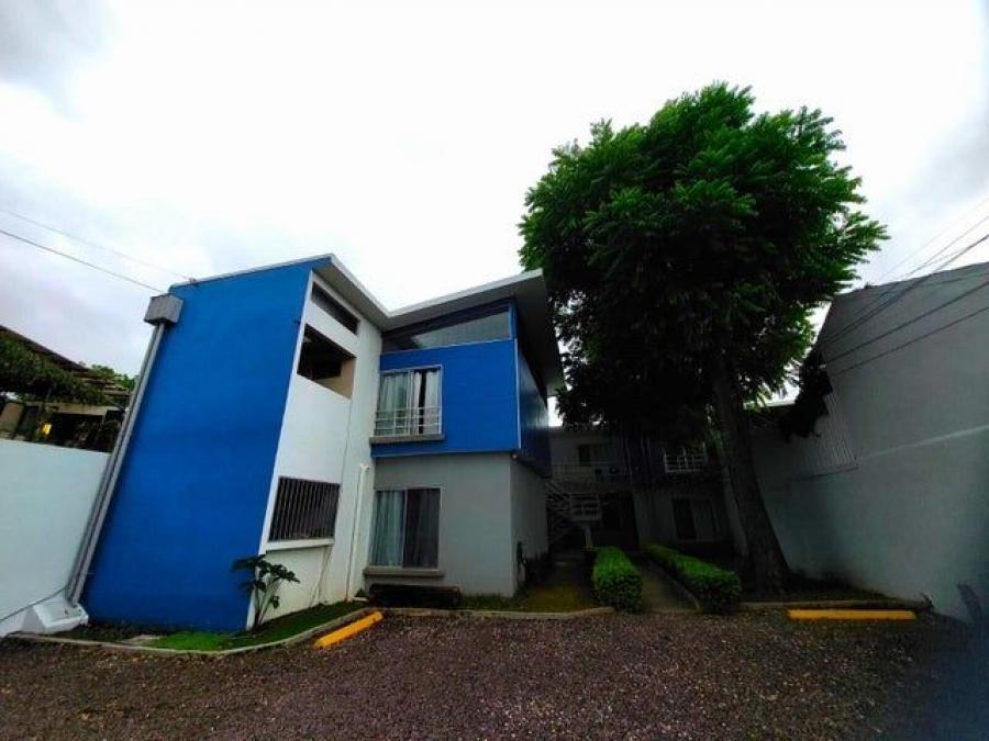 Se alquila espacioso apartamento con excelente ubicacion en Pozos de Santa Ana 24-230