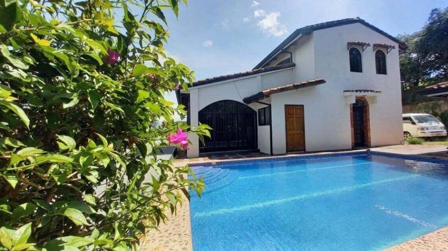 Se alquila hermosa y espaciosa casa con terraza en Brasil de Santa Ana 23-1119