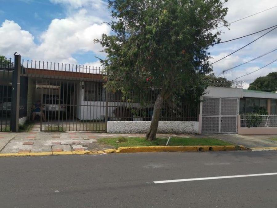 Se vende amplia casa con terraza en San José Centro 23-1548