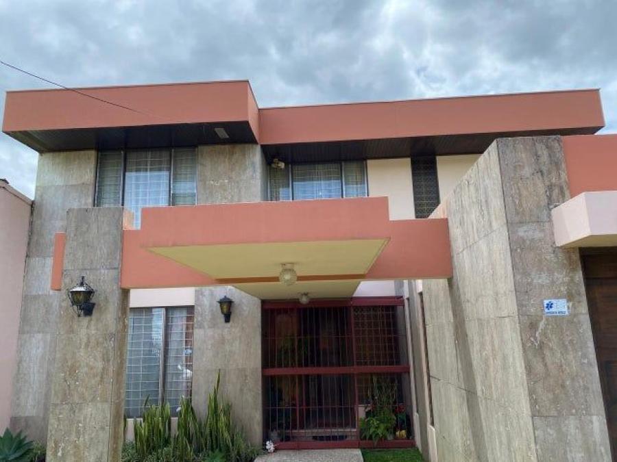 Se vende amplia casa de 2 plantas con patio en Zapote de San José 24-1903