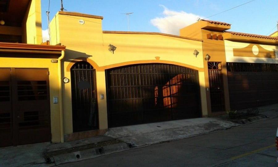 Se vende amplia casa en San Francisco Heredia A24-1163