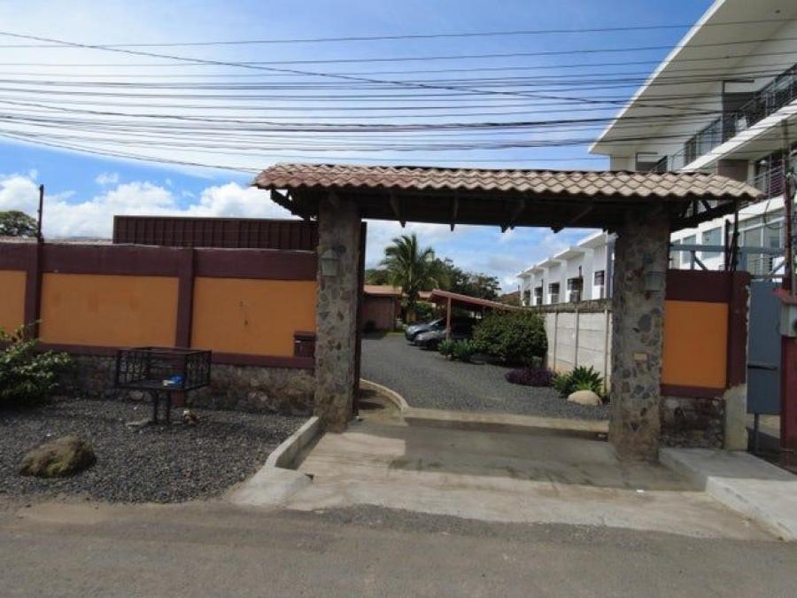 Se vende amplia propiedad con 3 casa para inversión en Pozos de Santa Ana 23-1462