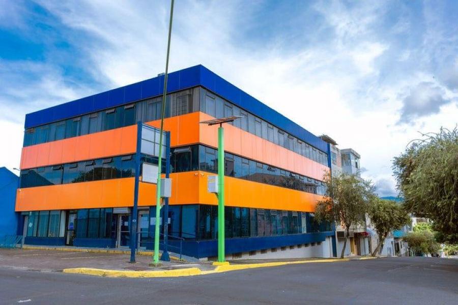 Se vende amplio edificio perfecto para inversión en Carmen de San José 24-1561