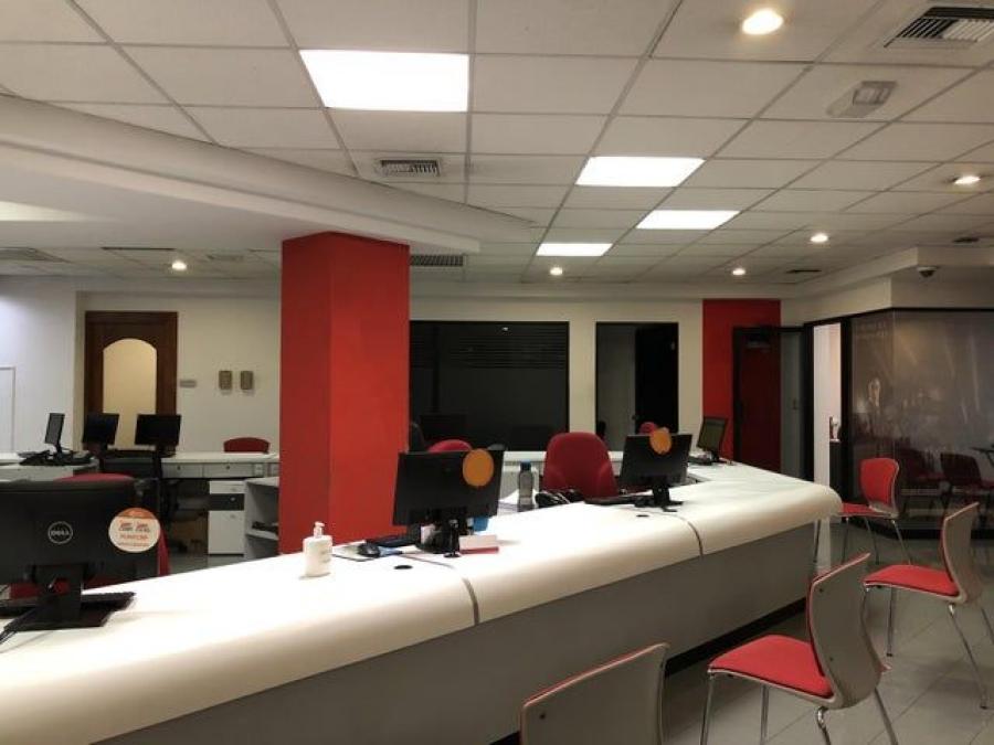 Se vende amplio local comercial con espacio de oficina en Merced de San José 23-1418