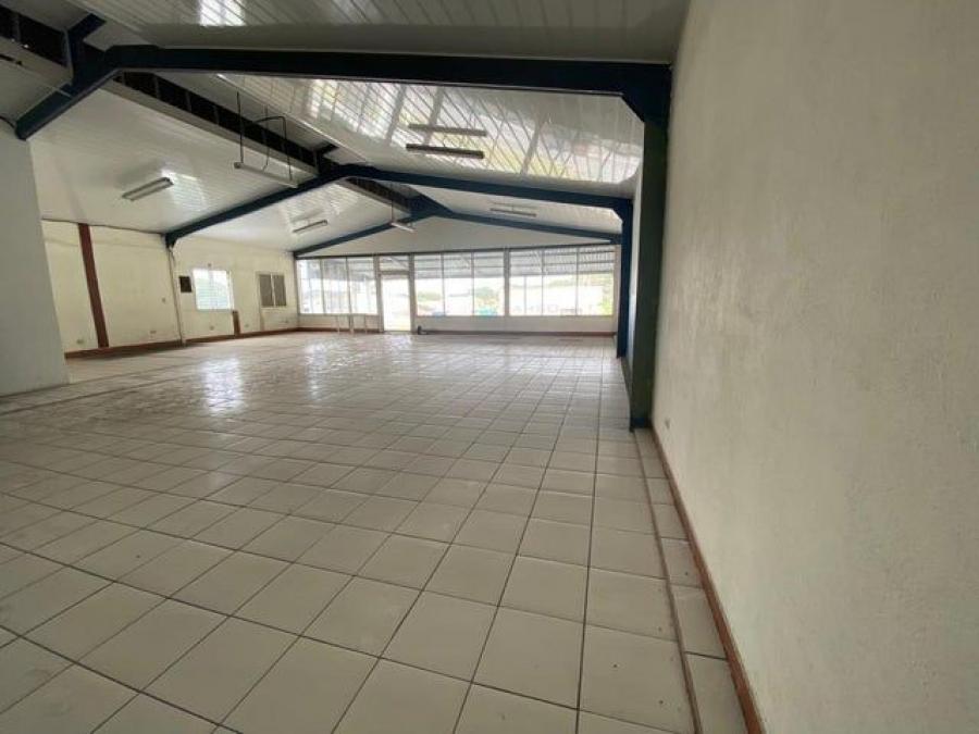 Se vende amplio local comercial de 1,000m2 en Santa Ana de San José 23-2272