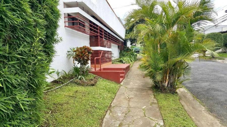 Se vende bonita casa esquinera en excelentes condiciones Zapote Yoses sur