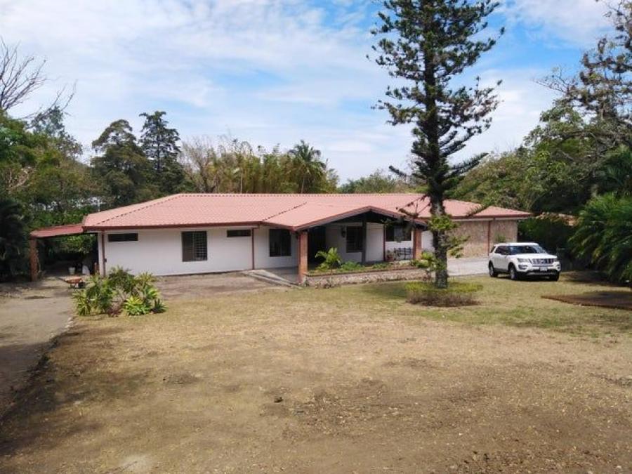 Se vende casa con amplio lote en Santa Ana 23-1465