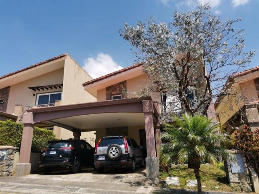 Se vende casa con mucha luz natural y jardin en San Francisco Heredia A23-1611