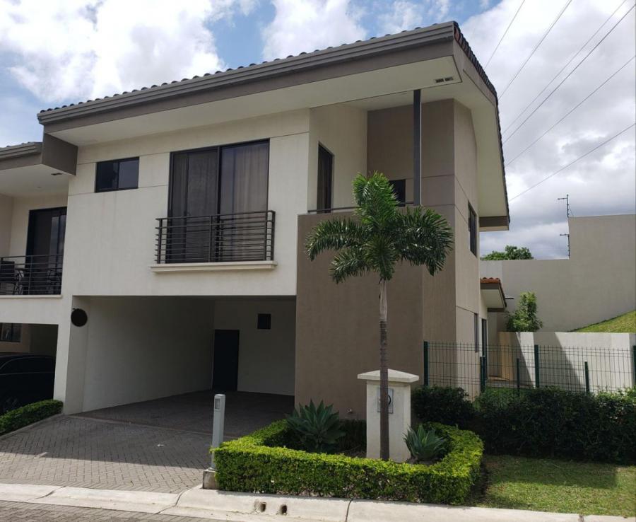 se vende casa con patio en Guachipelin Escazu 22-1704