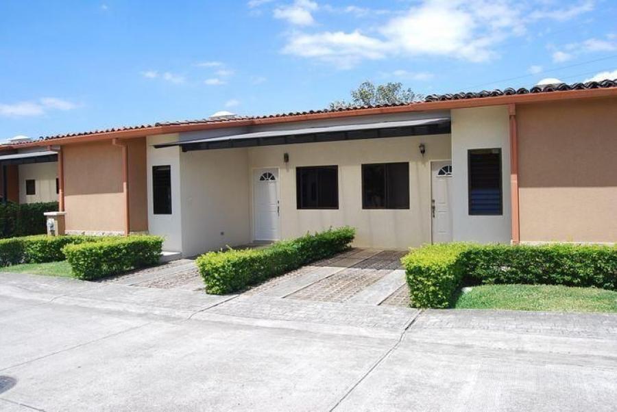 Se vende casa con patio en San Rafael de Alajuela facil salida a la 27 /23-42