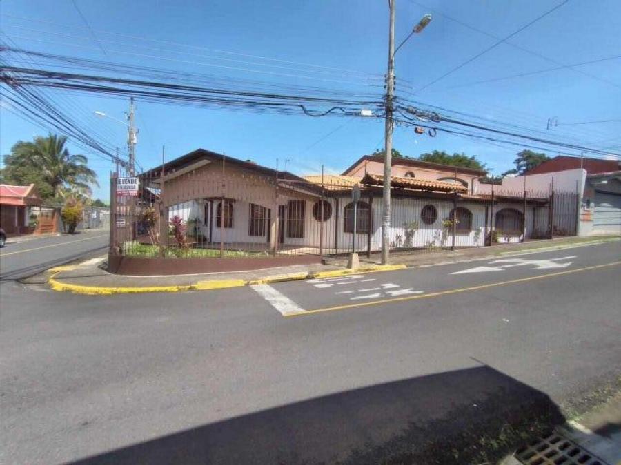 Se vende casa con patio y terraza de 2 plantas en San Francisco de Heredia 24-1442