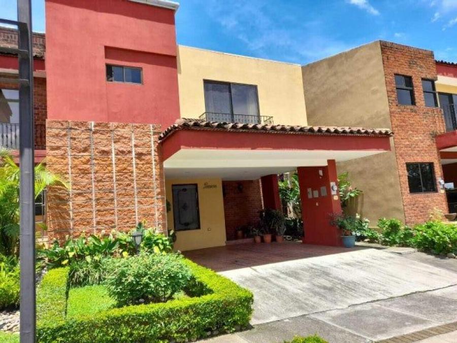 Se vende casa con patio y terraza en condominio de La Ribera de Belén 24-1313