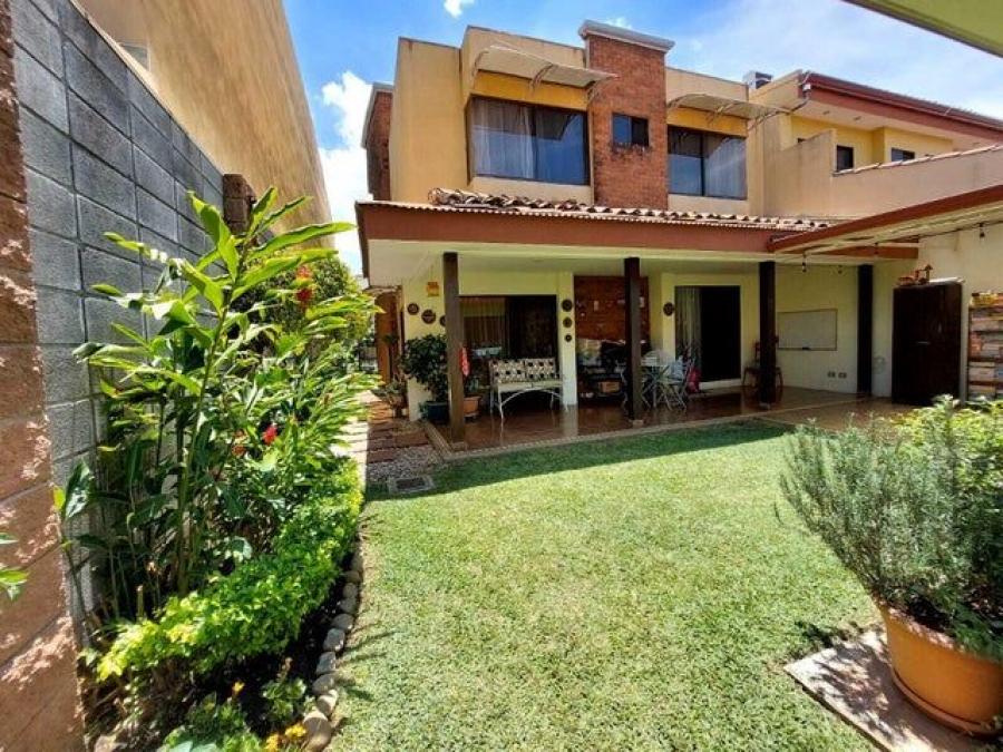 Se vende casa con patio y terraza en condominio de La Ribera en Belén 24-1313