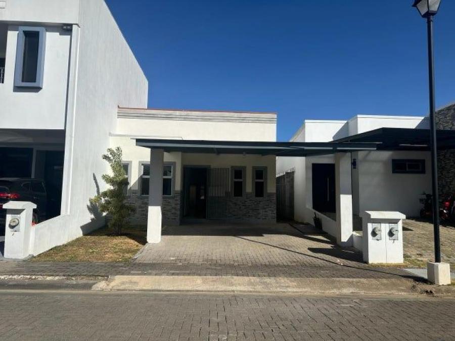 Se vende casa con patio y terraza en Coyol Alajuela 25-640