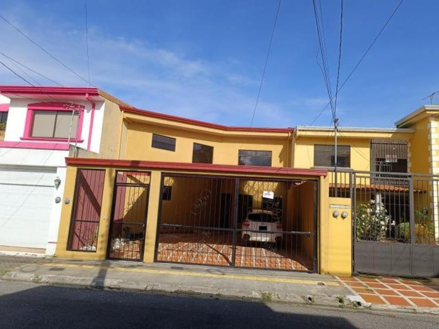 Se vende casa con patio y terraza en San Pablo Heredia 24-286