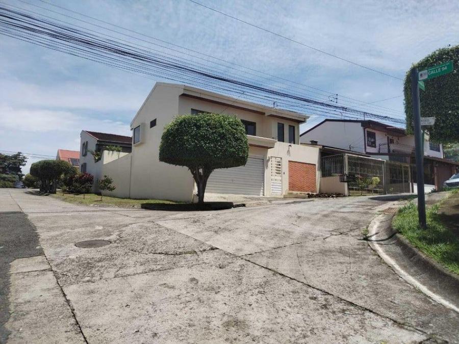 Se vende casa en Residencial El Solar, Uruca, San José (DJ 24-690)