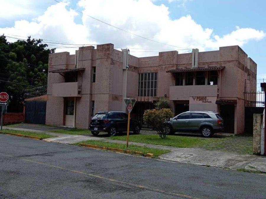 Se vende casa junto a 3 apartamentos con uso de suelo mixto en Zapote de San José 24-955