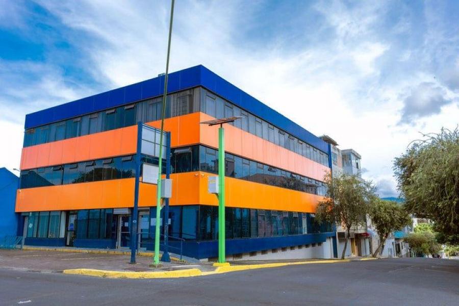 Se vende edificio de 3 niveles con espacio para oficinas en Carmen de San José 24-1563