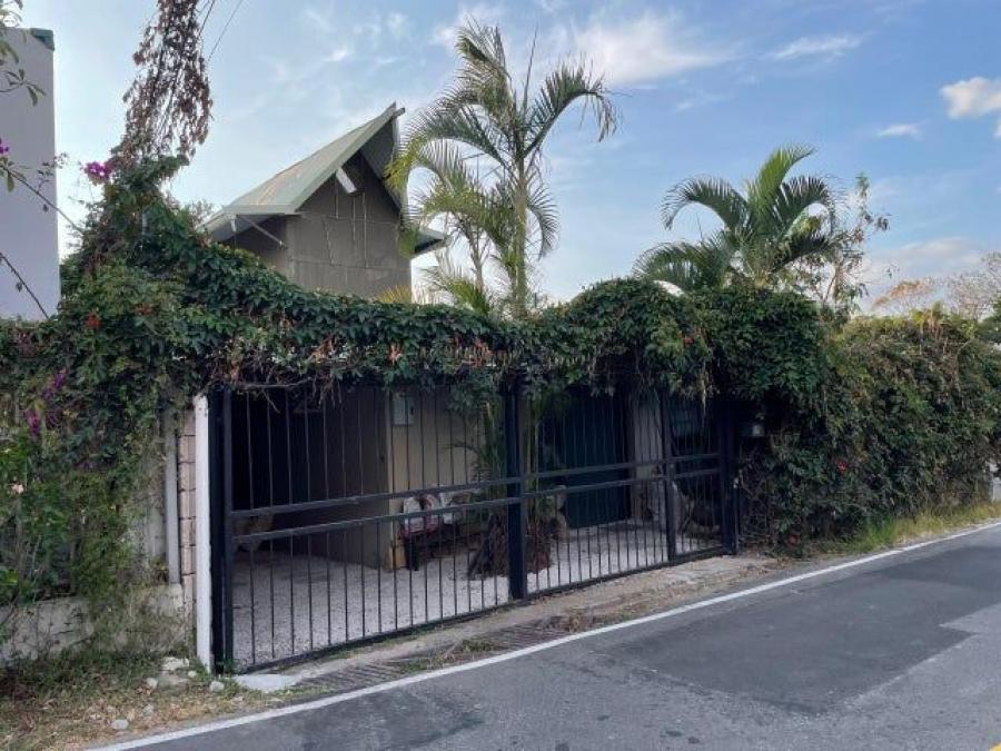 Se vende espaciosa casa con uso de suelo mixto en San Rafael de Escaz