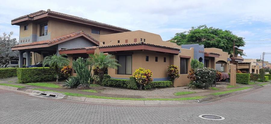 Se vende espaciosa casa colonial en San Joaquin de flores  21-2243