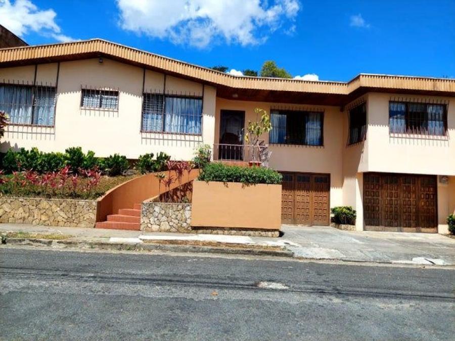 Se vende espaciosa casa con amplio patio en Mata Redonda de San José 24-1275