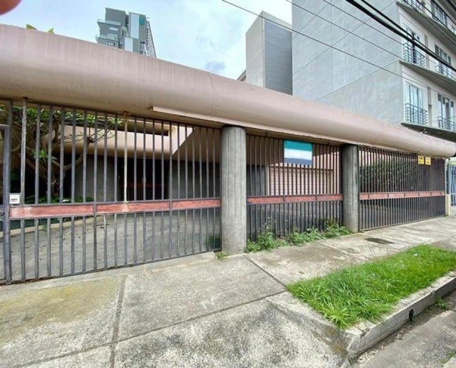 Se vende espaciosa casa con finos acabados y jardín interno en Rohrmoser 23-2262