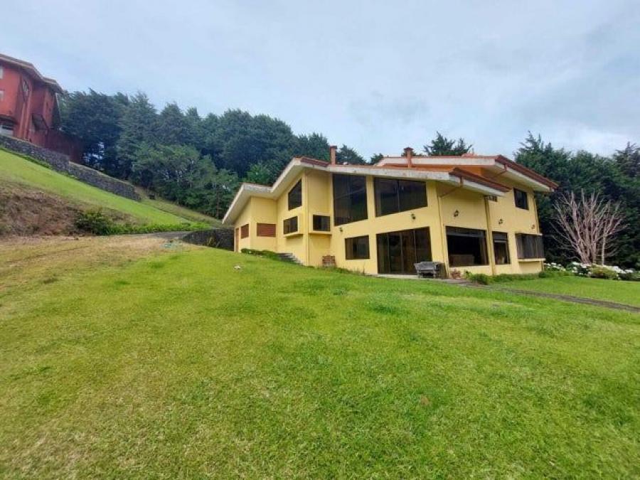 Se vende espaciosa casa con lote de 4,058m2 en Concepción de Heredia 24-1223