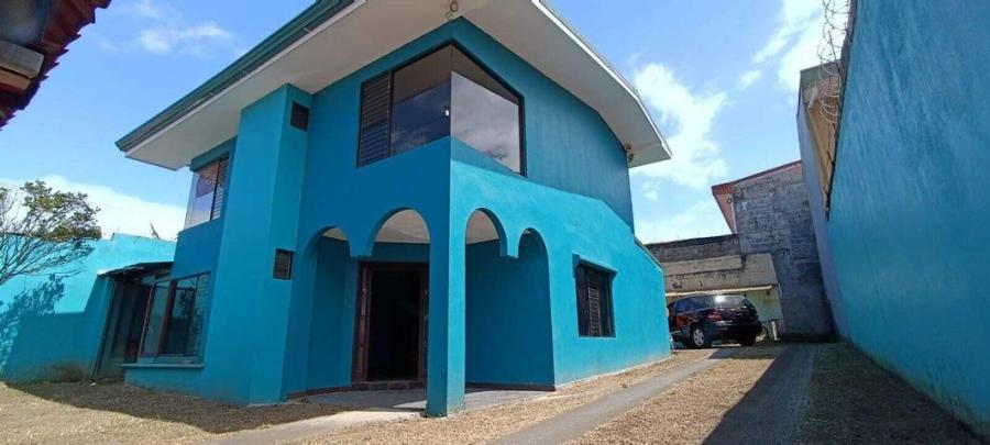 Se vende espaciosa casa con mucha luz natural en Santo Domingo Heredia A24-659