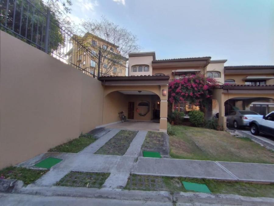 se vende espaciosa casa con patio en Bello Horizonte Escazu 22-1948