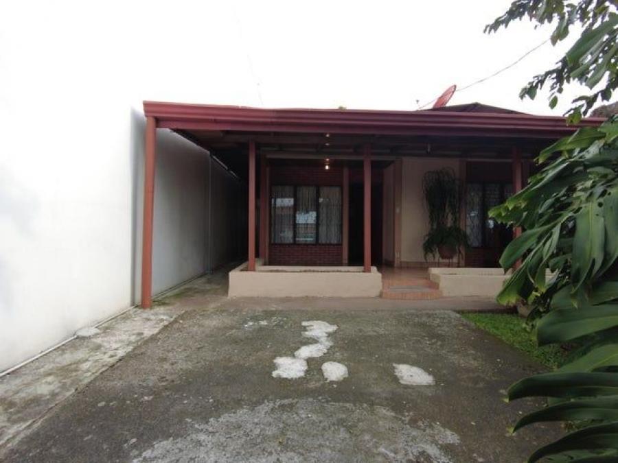 Se vende espaciosa casa con patio en Llorente Flores A24-281