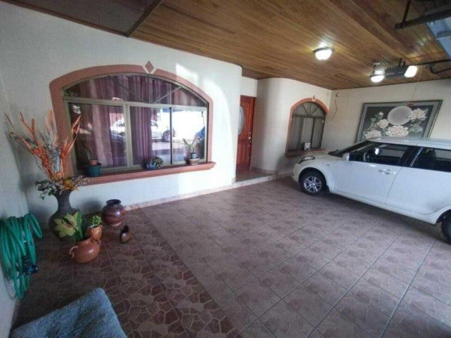 Se vende espaciosa casa con patio en San Francisco de Heredia 24-1601