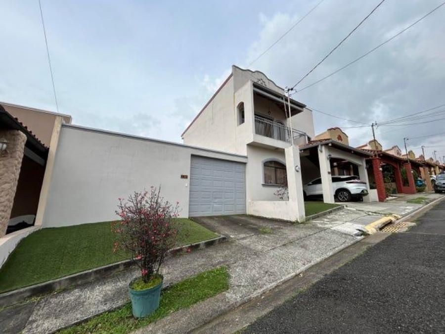 Se vende espaciosa casa con patio en San Francisco Heredia A25-444