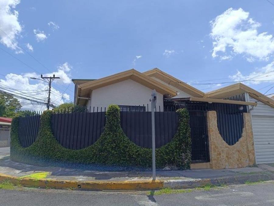 Se vende espaciosa casa con patio en Zapote de San Jos? 25-93