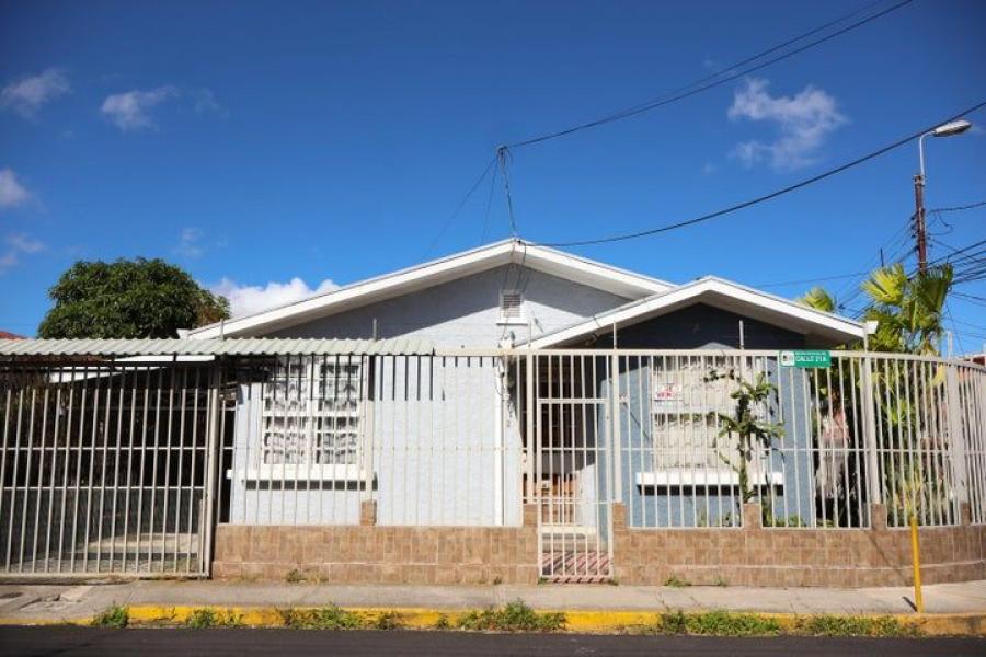 Se vende espaciosa casa con patio en Zapote de San Jos? 25-66