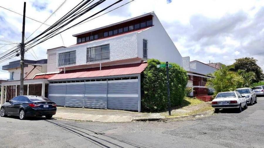 Se vende espaciosa casa con patio en Zapote de San José 23-2387