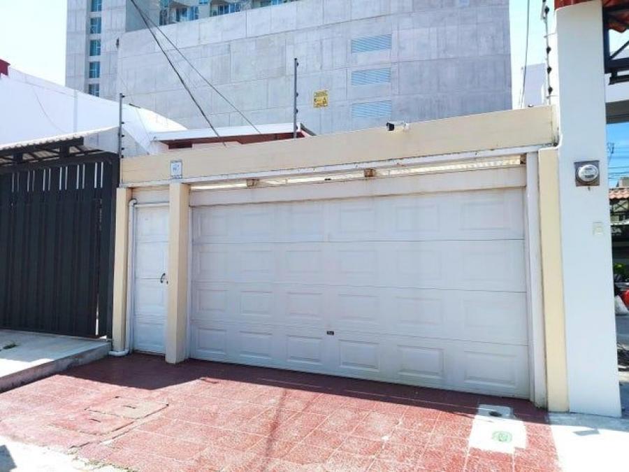 Se vende espaciosa casa con patio en zona de alta plusval?a de Sabana Sur 23-1814