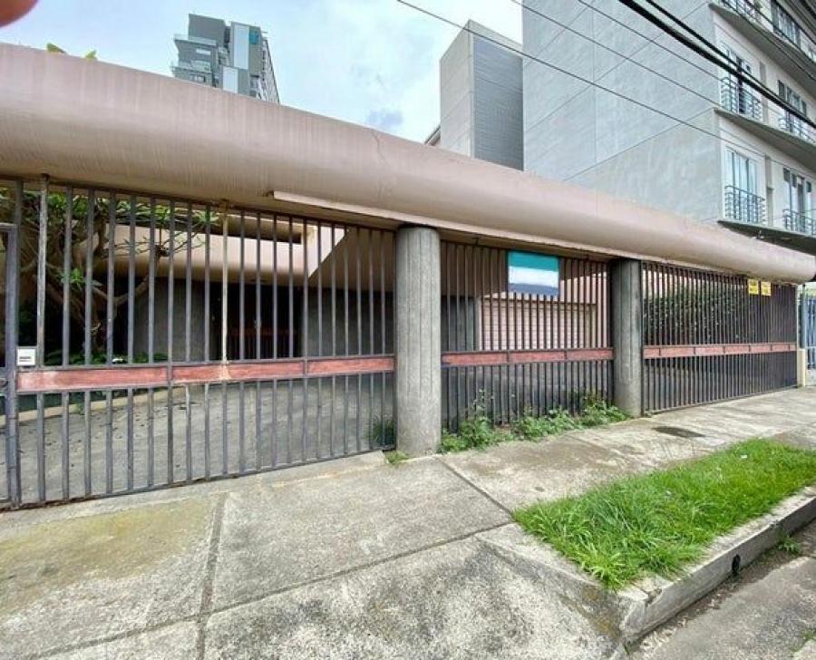 Se vende espaciosa casa con patio en zona de Rohrmoser 23-2262