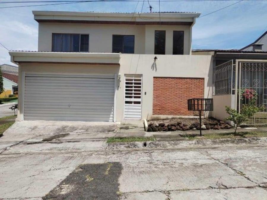 Se vende espaciosa casa con patio y finos acabados en Uruca de San Jose 24-690