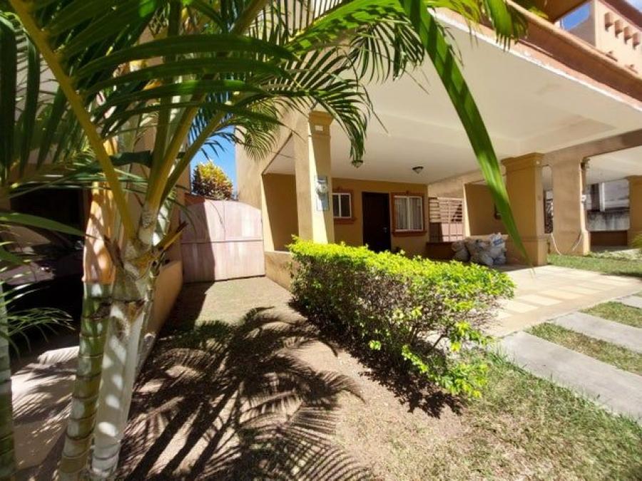 Se vende espaciosa casa con patio y terraza en Guácima de Alajuela 23-1603